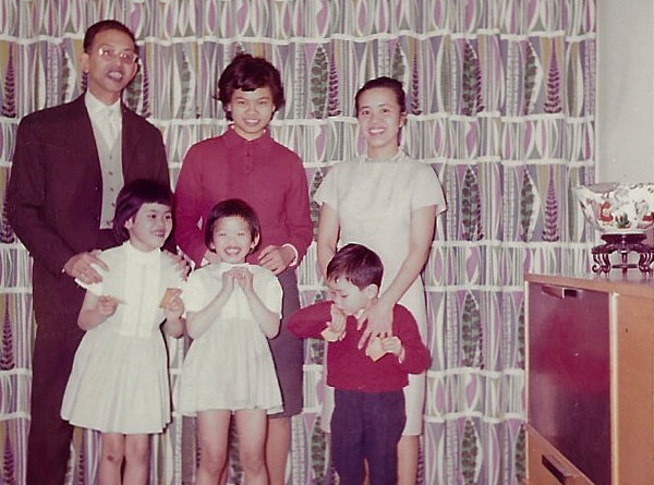 Famille de Lê Thành Khôi avec ses enfants.